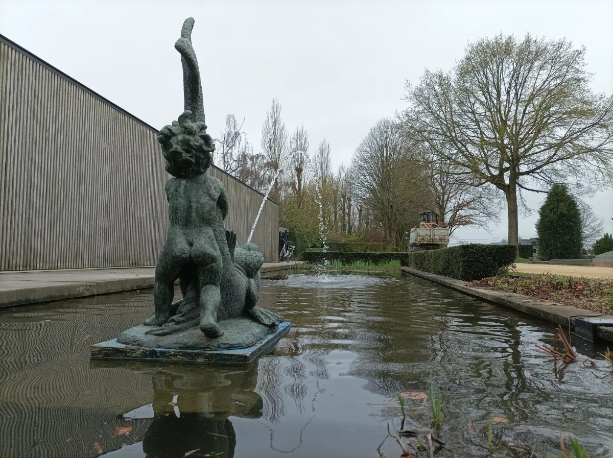 kunstwerk 'Fontein met Vis en Kind' van Koos van der Kaaij