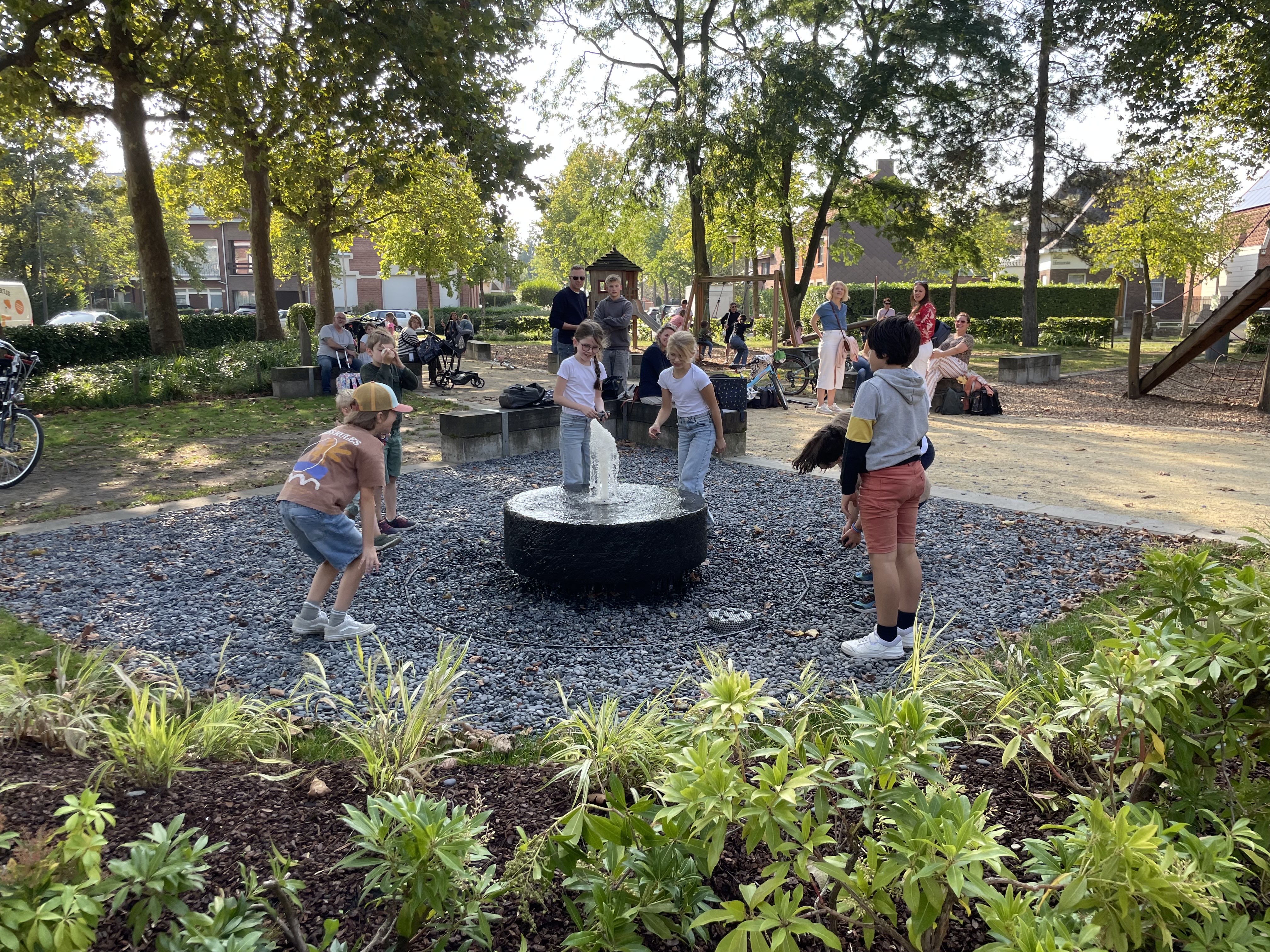 waterpartij met eeuwenoude molensteen