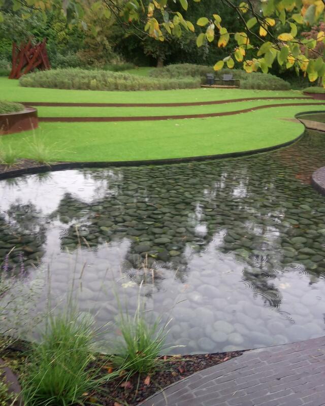 Bouw Spiegelvijver bij villa Aquafontal
