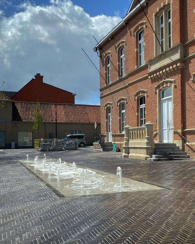 Bouw Fontein Churchill gemeentehuis Kruisem Aquafontal waterspiegel
