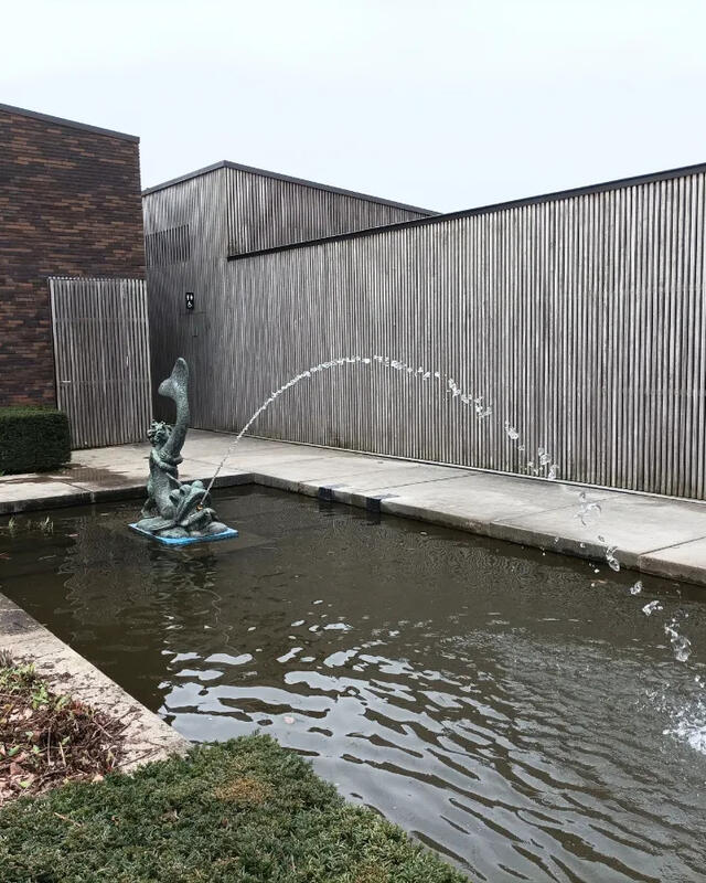 kunstwerk 'Fontein met Vis en Kind' van Koos van der Kaaij