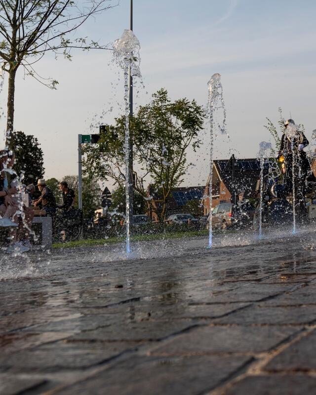Plein met fontein met ledverlichting