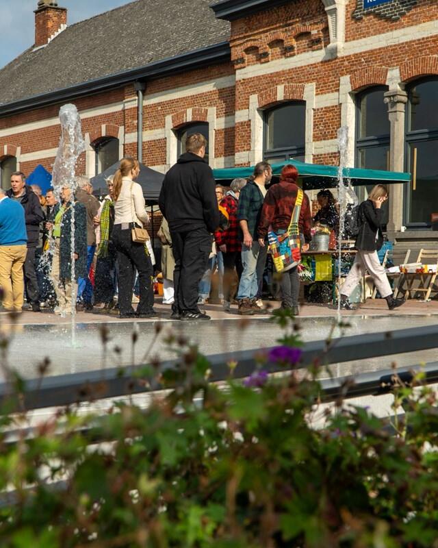 Vernieuwde stationsplein Kontich met waterpartij