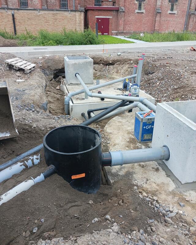 De nieuwe fonteininstallatie op Lauwe Plaats, perfect geïntegreerd in de heraangelegde publieke ruimte.]